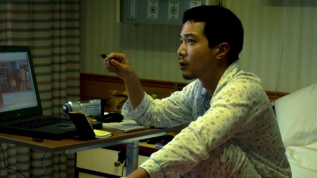 薛仕凌在電影《疫起》中飾演為了獨家千方百計住院的記者。（圖／CATCHPLAY提供）