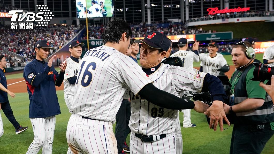 栗山英樹與大谷翔平在日本隊奪冠後激動擁抱。（圖／達志影像美聯社）