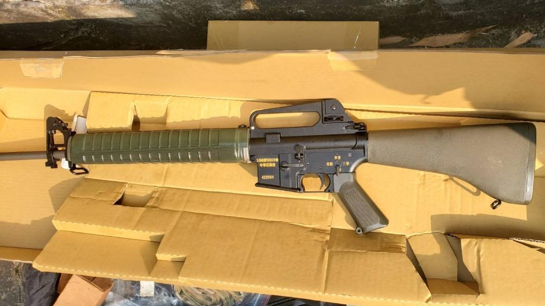 警方證實昨（22）日查獲的T65K2步槍為模擬槍。（圖／民眾提供） 