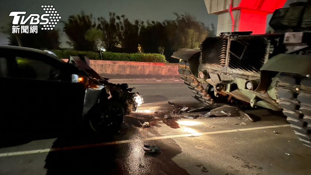 陸軍戰車CM11在桃園遭撞。（圖／TVBS）