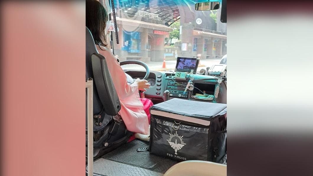 汐止網友發現，社區巴士駕駛員，是一名穿著日本服飾女生，相當亮眼。（圖／Facebook：汐止集團）