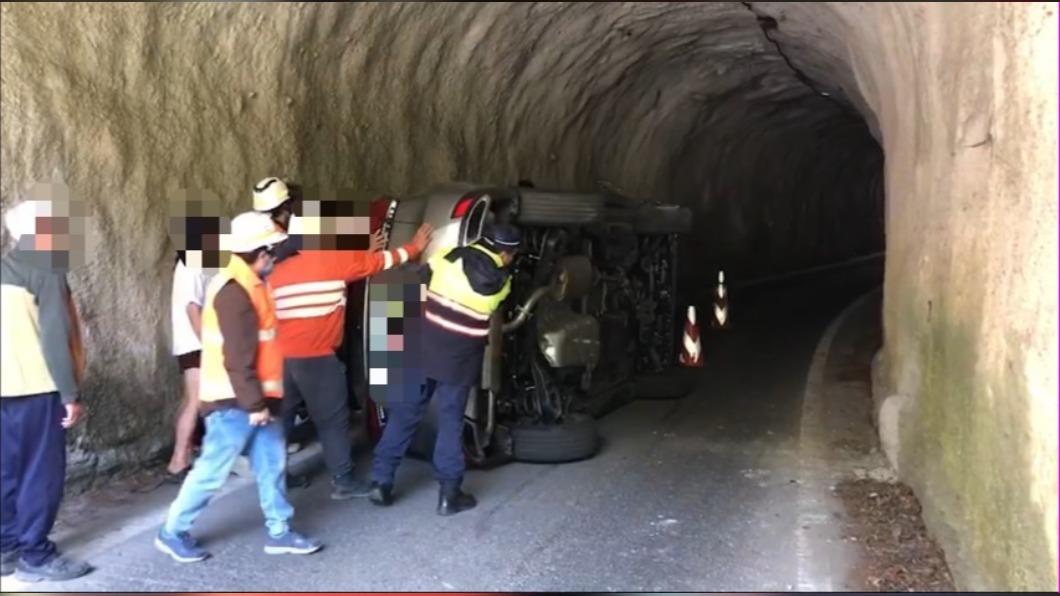 台8線116.9公里處，駕駛不慎擦撞隧道壁導致翻車，所幸一家四口均無大礙。(圖/新城警分局)