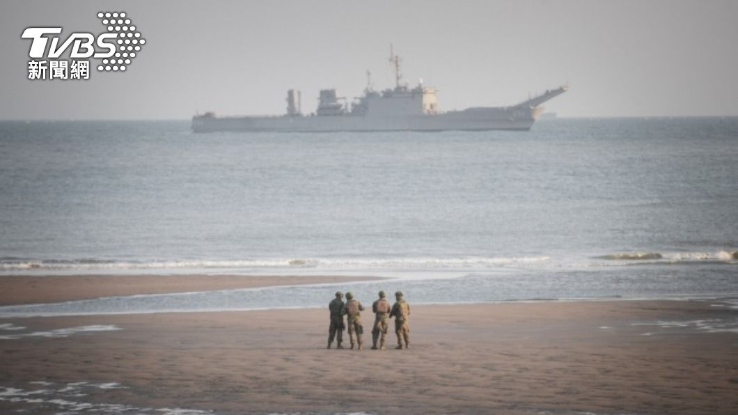 海軍陸戰隊竹圍海灘展開反登陸操演。（圖／中央社）