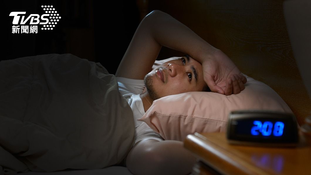 醫師指出，半夜常常醒來也可能暗示身體患有疾病。（示意圖／shutterstock達志影像）