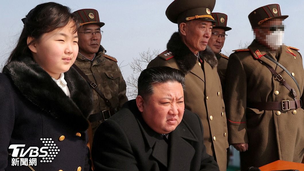 北韓最高領導人金正恩（中央）帶女兒金主愛（左）巡視軍隊。（資料照／達志影像路透社）