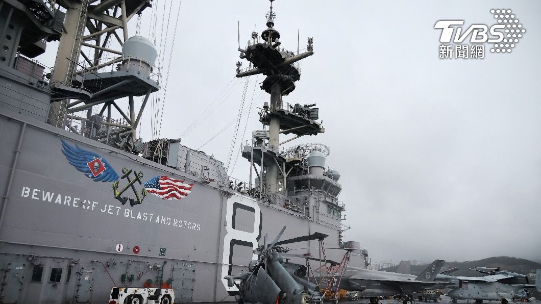 美軍兩棲攻擊艦停靠南韓港邊。（圖／達志影像路透社）