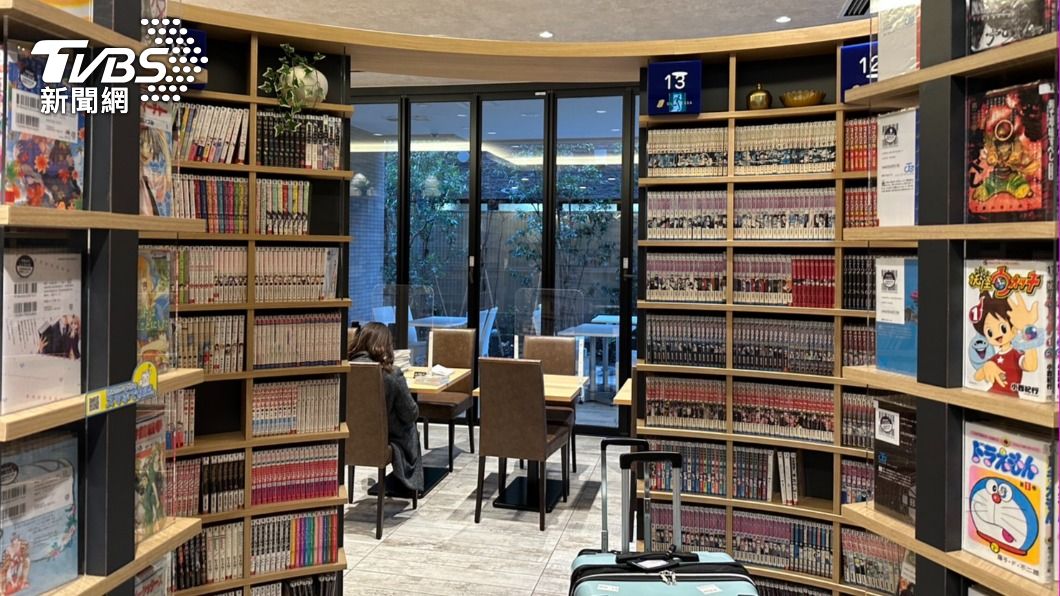 東京羽田昆特莎飯店標榜大廳擁有「漫畫圖書館」。（圖／葉韋辰攝）