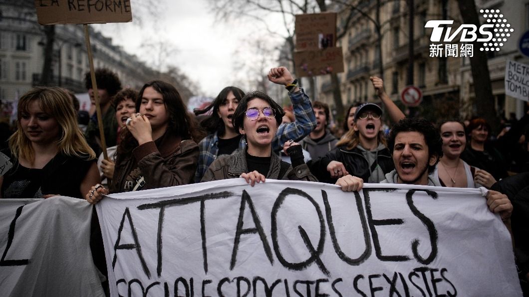 法國總統馬克洪22日發表退改演說後，巴黎民眾動員人數創新高。（圖／達志影像美聯社）