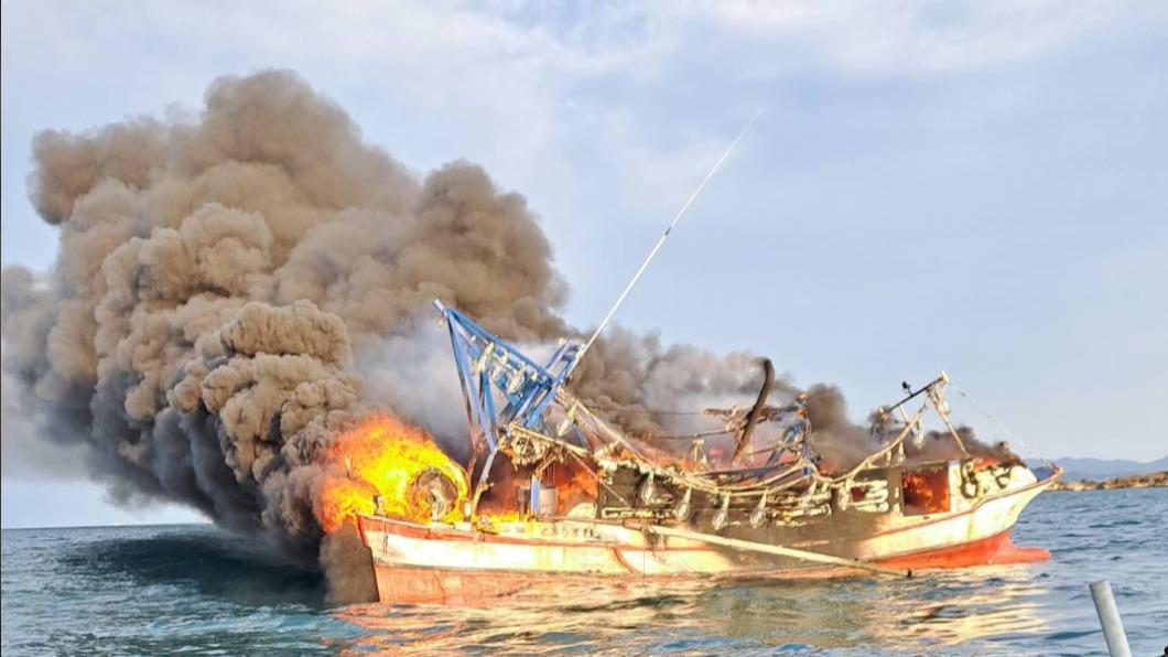 新北市野柳籍「感恩號99號」漁船在野柳外海發生火燒船，火勢燃燒猛烈，冒出大量濃煙。（圖／民眾提供）