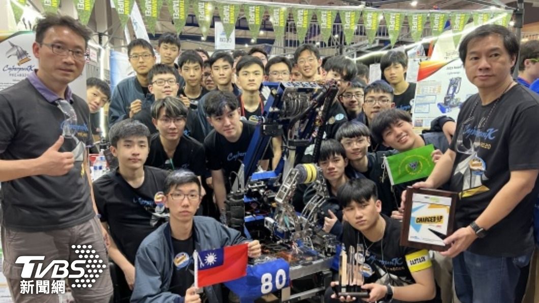台北市建國中學機器人校隊赴美比賽，洛杉磯區預賽獲得「卓越工程獎」。（圖／中央社）
