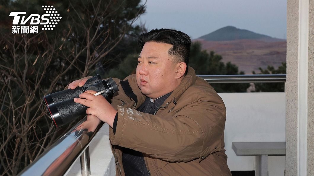 北韓官媒公布的照片中，可以金正恩的左手袖口上有著明顯的白色髒污。（圖／達志影像美聯社）