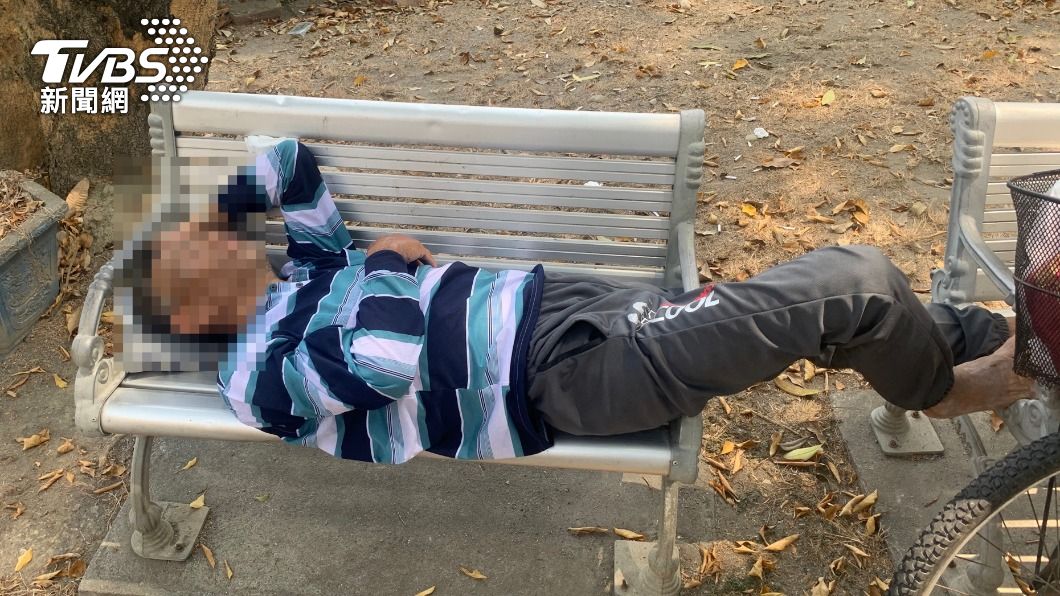郭男躺在公園呼呼大睡。（圖／TVBS）
