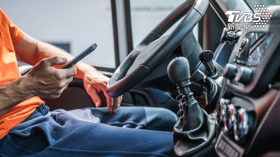 「American Trucks」調查發現，使用蘋果iPhone的車主，比使用安卓手機的用戶還常路怒症發作。（示意圖／shutterstock達志影像）