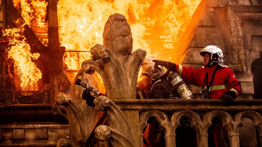 《聖母院大火：世紀浩劫》為求真實，現場真的放火。（圖／車庫娛樂提供）
