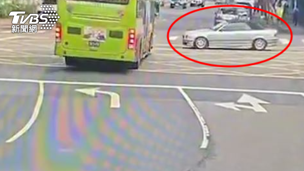 葉丙成開BMW敞篷老車和公車發生車禍。（圖／TVBS）