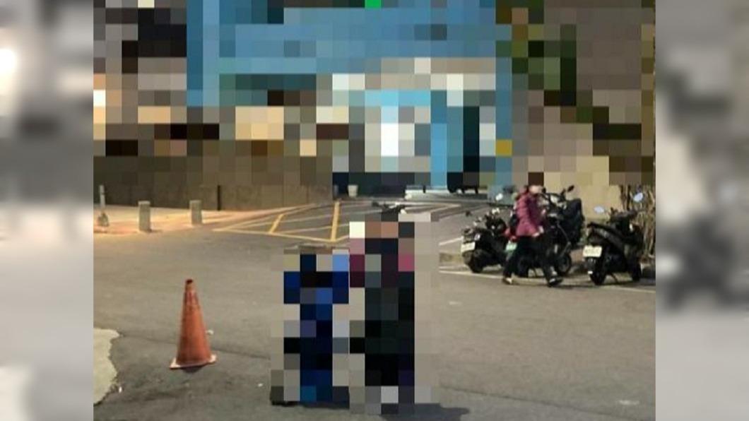 日前有網友目擊一對母子被罰跪在路邊。（圖／「汽車專家林大維」臉書粉專）