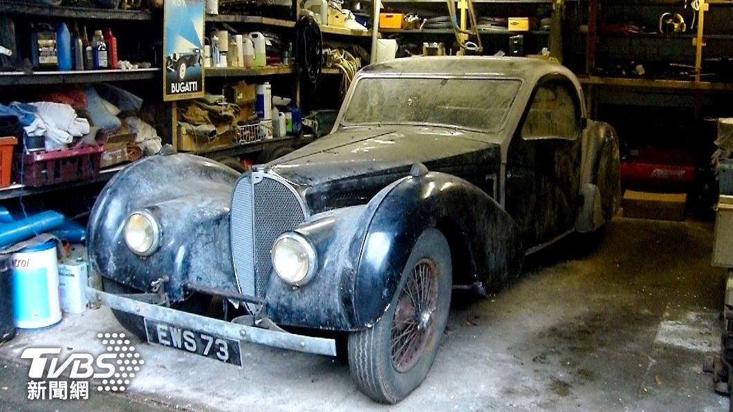 一輛被封存近50年布加迪老爺車，近日被以304萬英鎊拍賣售出。（圖／達志影像歐新社）