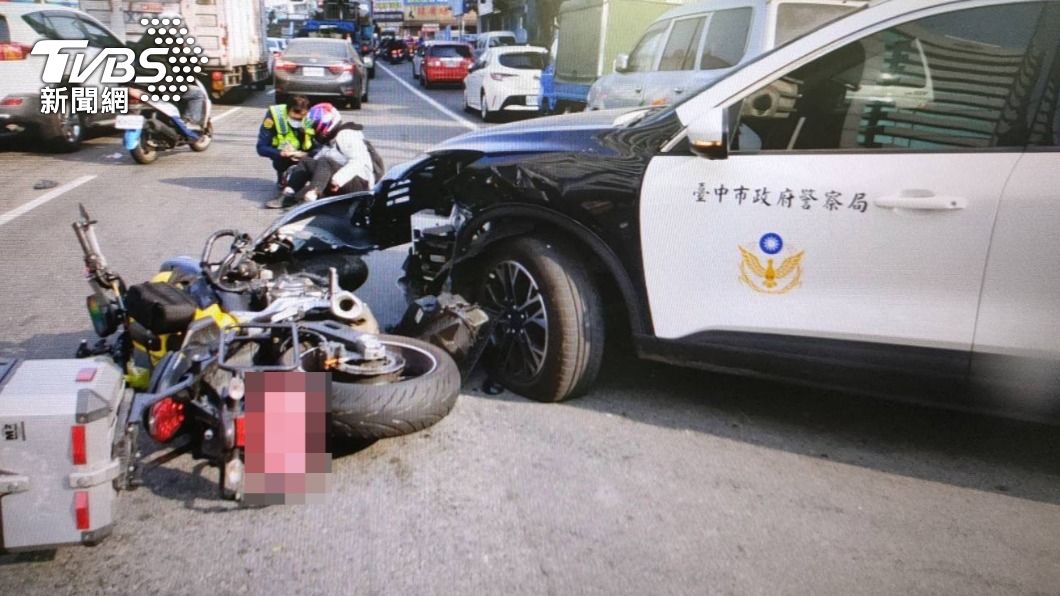 台中市17日早上發生一起警車擦撞機車的事故。（圖／TVBS）