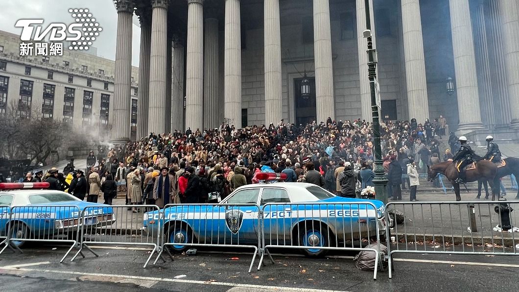「小丑2」劇組在紐約法院外拍攝。（圖／達志影像美聯社）