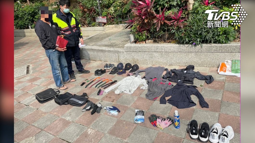 警方逮捕劉姓慣竊，查獲大量變裝衣物。（圖／TVBS）