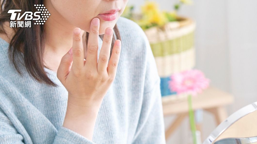 20多歲女子嘴巴痛到張不開急就醫。（示意圖，非當事人／shutterstock達志影像）