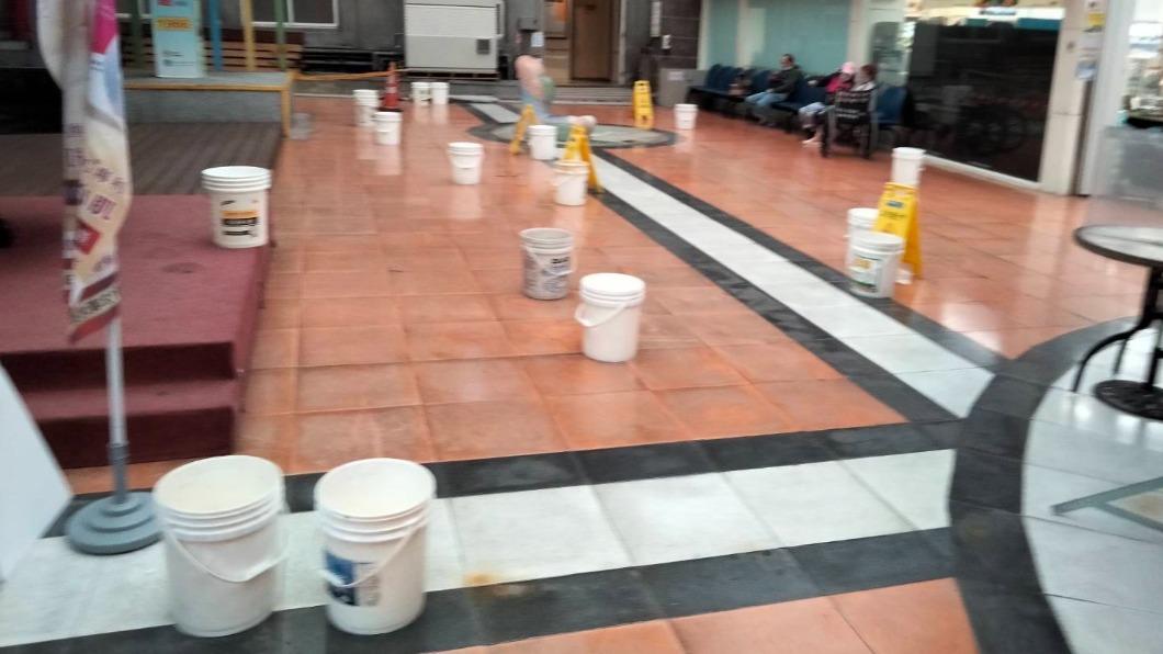 有民眾拍下部立基隆醫院中庭，放滿了多達３６個水桶在接水，不知名的民眾還誤以為是一種裝置藝術。（圖／民眾David Wu提供）