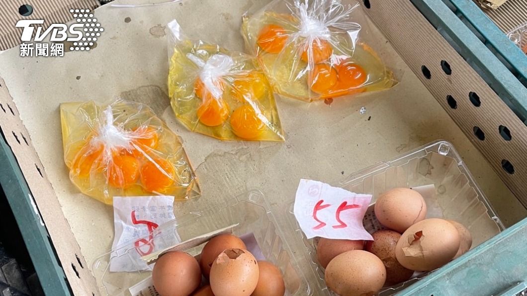 有民眾向《TVBS新聞網》表示，在三重菜市場目擊有攤商老闆販賣一包一包已經打出來的蛋，擔心滋生細菌有食安疑慮。（圖／民眾提供）