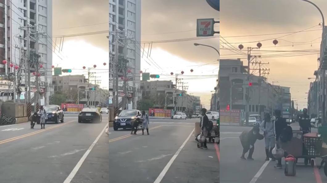 國小棒球員扶老奶奶過馬路。（圖／翻攝自台中市大雅區上楓國小棒球隊臉書）