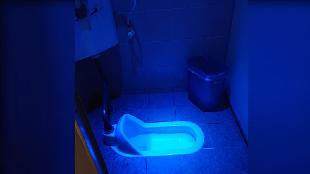 原PO見到牛排館廁所使用藍光。（圖／翻攝自路上觀察學院臉書）