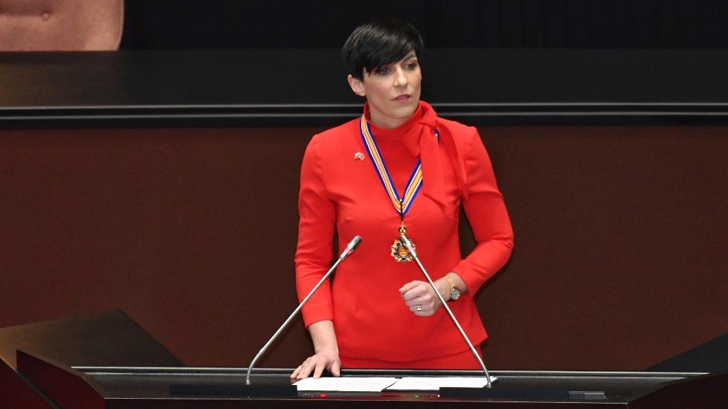 捷克眾議院議長艾達莫娃（Markéta Pekarová Adamová）今（28日）上午穿著一襲紅色套裝，率團訪問立法院。(圖/胡瑞麒攝）