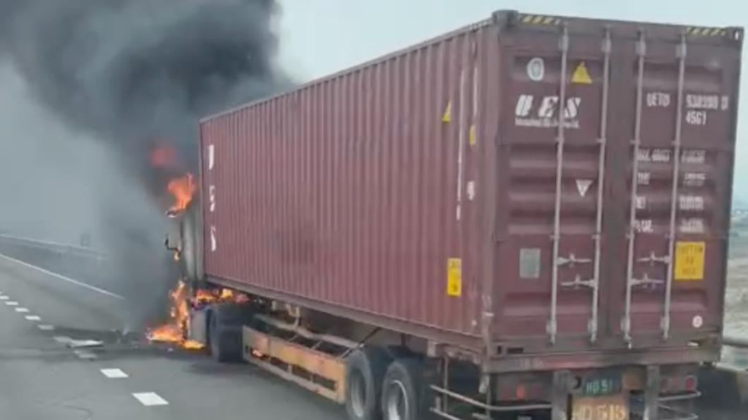 國道南下大甲段發生火燒車事故。（圖／翻攝記者爆料網）