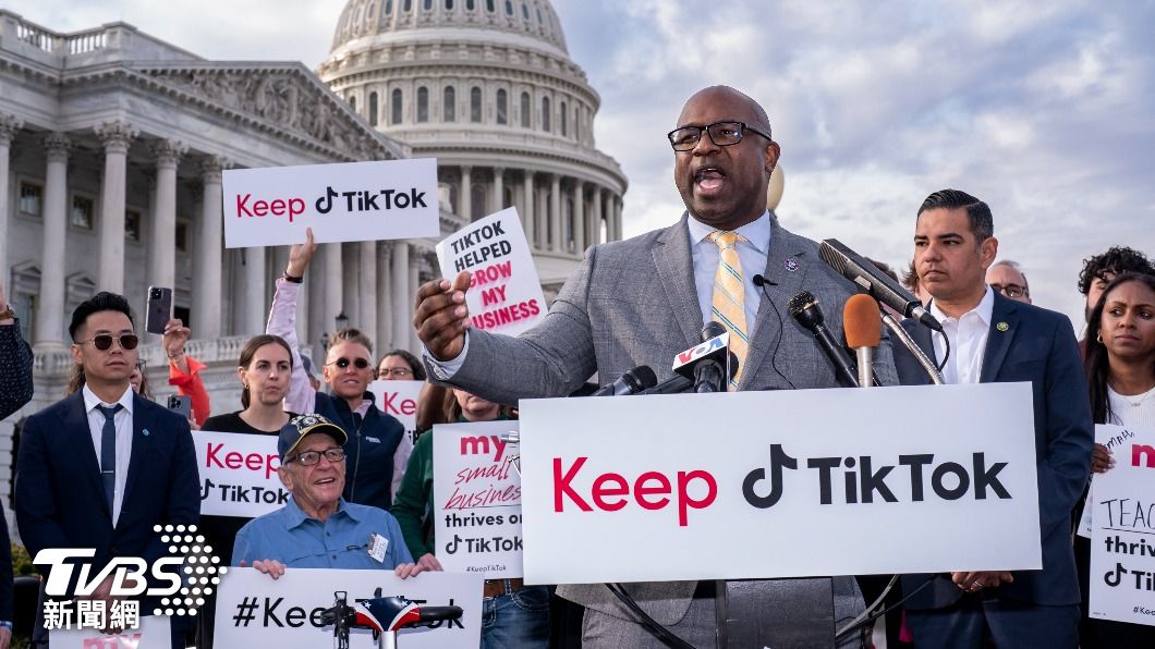 美國支持者聚集國會外，呼籲政府維持TikTok自由營運。（圖／達志影像美聯社）