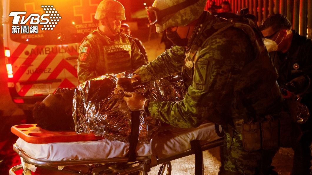 墨西哥軍警協助將傷者送醫。（圖／達志影像路透社）