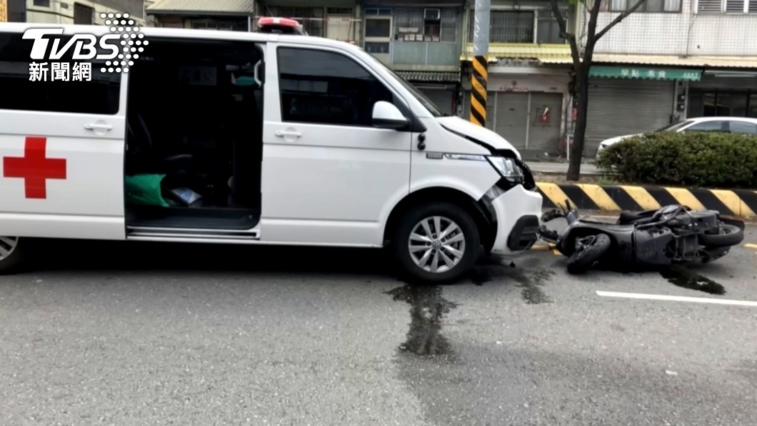 彰化昨日上午發生一起救護車與機車相撞的事故。（圖／TVBS）