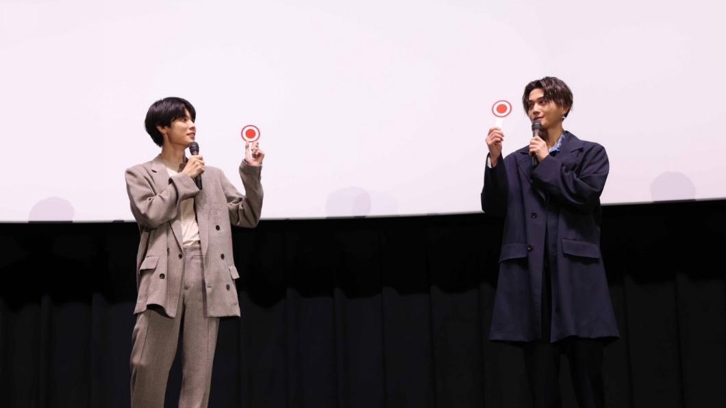 萩原利久（左）、八木勇征在大阪的製作完成發表試映會上玩圈叉遊戲。（圖／采昌國際多媒體提供）