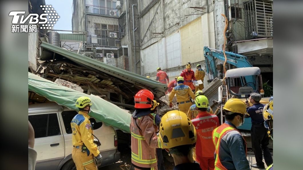 台中市中區建築物倒塌  三人受困警消搶救中
