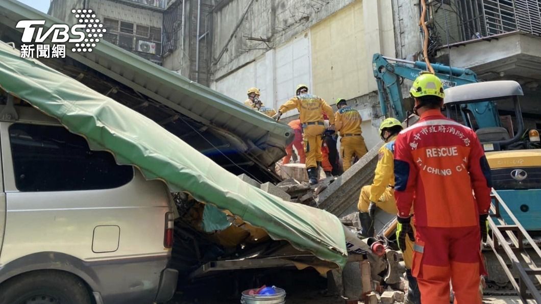 台中市中區一棟大樓今日驚傳倒塌。（圖／TVBS）