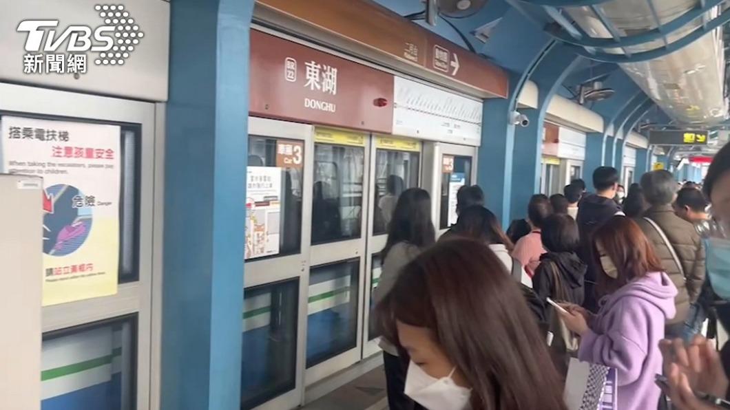 有網友指出，今早上8點半左右，搭乘「文湖線」從南港展覽館要到南港軟體園區上班，結果過了三站才停下來。（示意圖／TVBS）