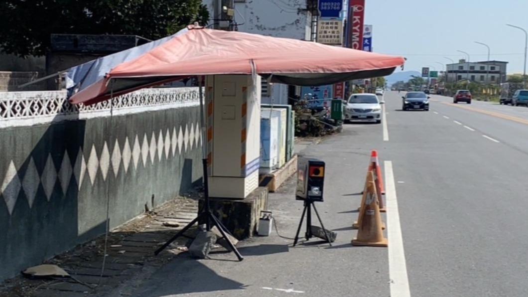 台東警方用模擬測速照相機提醒民眾減速慢行(圖/台東分局提供)