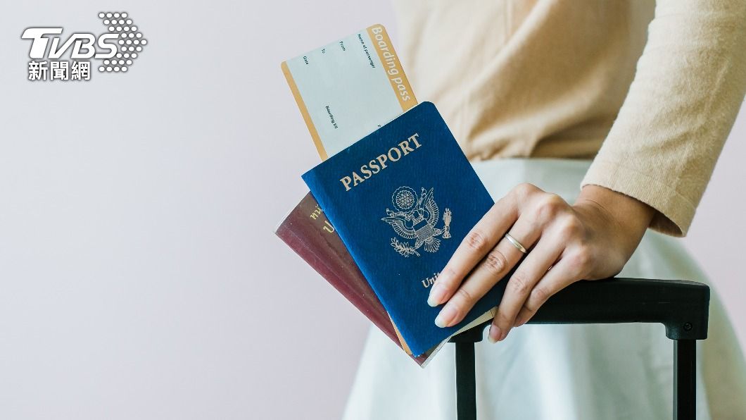 不少民眾出國都會將機票和護照擺在一起拍照。（示意圖／shutterstock 達志影像）