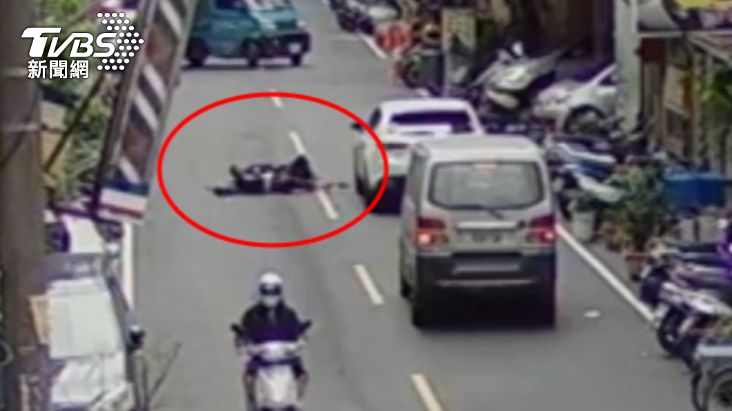 兩名男子喝醉躺在路中央。（圖／TVBS）