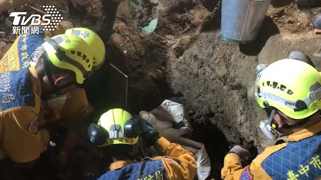 救難人員努力挖掘找出遭埋的工人。（圖／TVBS）