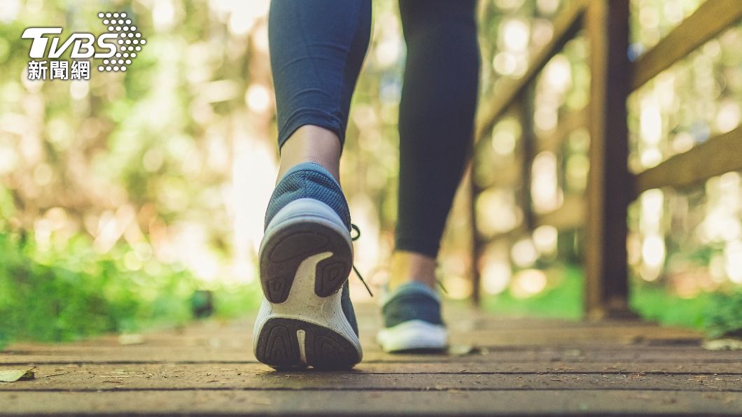 最新研究顯示，只要每週挑1到2天走8千步，就能降低死亡風險。（示意圖／shutterstock 達志影像）