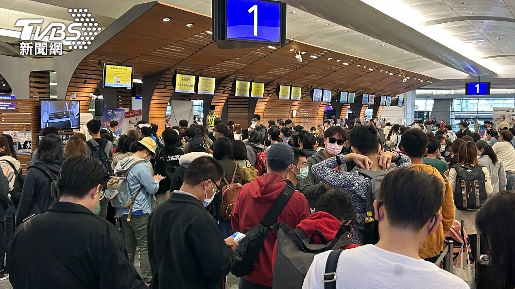 桃園機場今（1）日出入境旅客爆量。（圖／讀者提供）