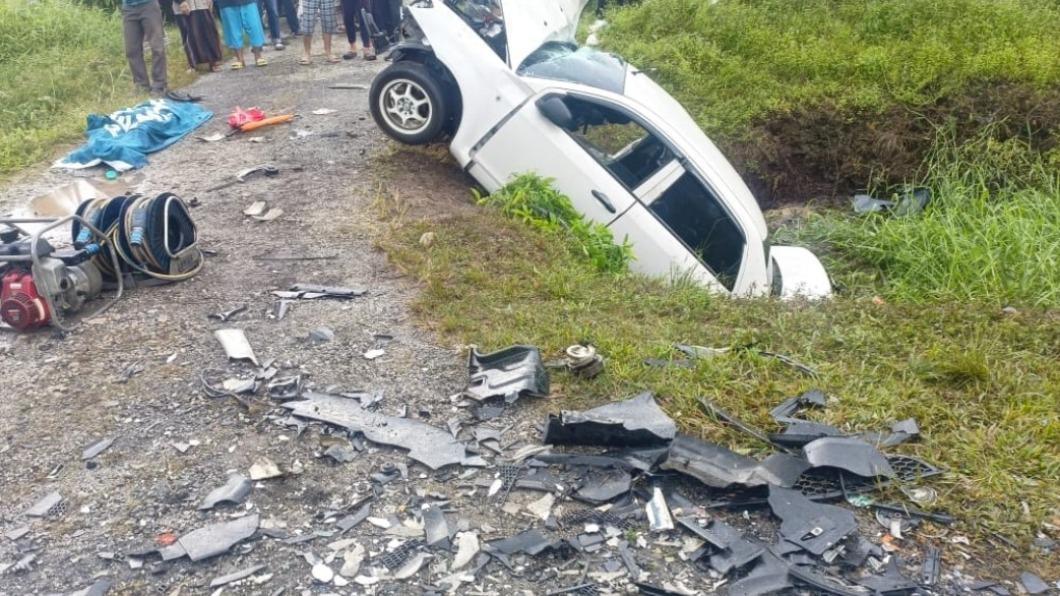 車子失控衝撞墜入深溝。（圖／翻攝自當地警方「Polis Daerah Pontian」臉書）