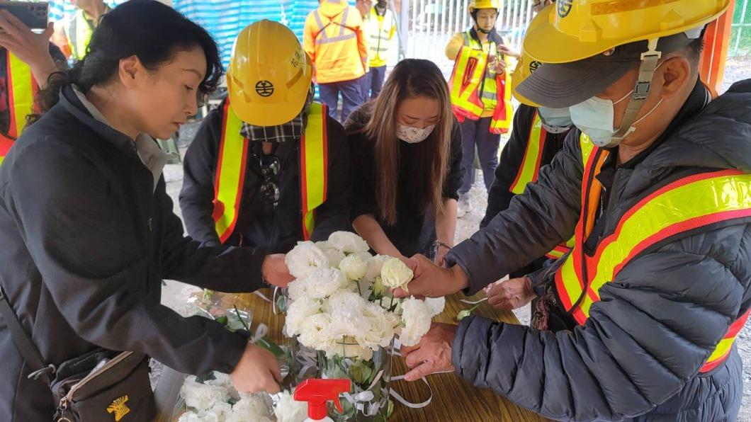 太魯閣號事故2週年，罹難者家屬到現場追思獻花。（圖／民眾提供）