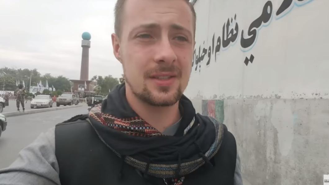 英國網紅勞特利奇在喀布爾街頭拍攝影片。（圖／翻攝自Lord Miles YouTube @LordMiles）