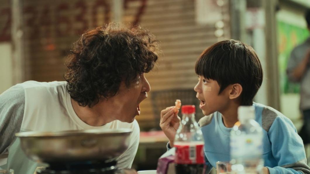 演員李銘順（左）在「做工的人」電影版中細膩呈現父子情，讓許多工人家庭小孩看完很有感。（圖／大慕影藝、華映娛樂提供）