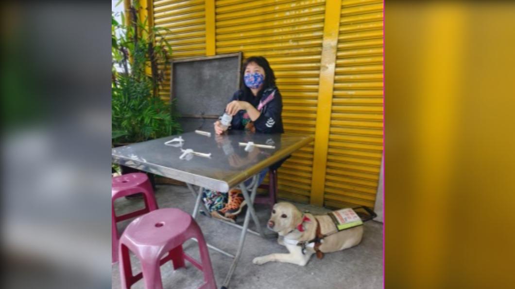 視障者連姓女子日前到宜蘭一間知名小籠包店消費，店家以寵物不能入店為由，安排連女和導盲犬坐在室外用餐。（圖／讀者提供）