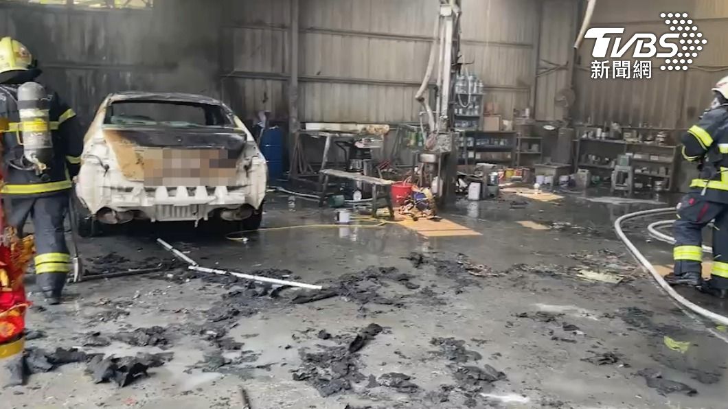 高雄汽車保養廠火災，設備車輛全燒毀。（圖／TVBS）